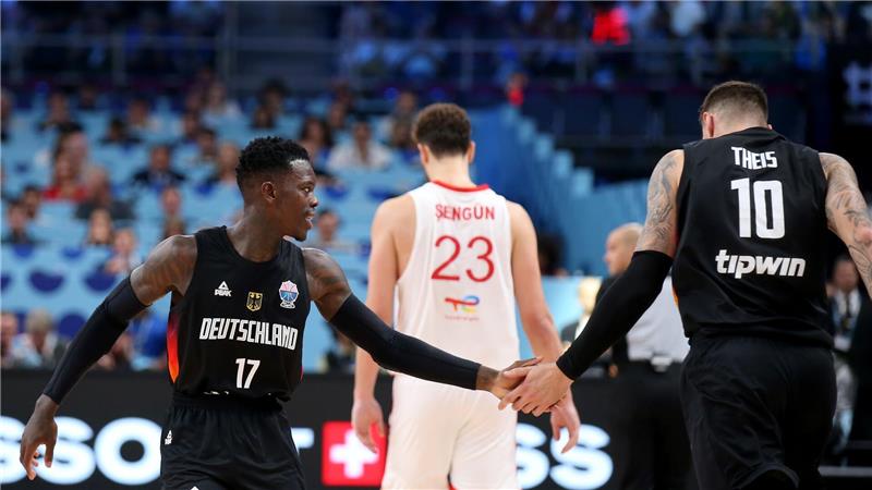 Gold in Riga: Basketballer erobern EM-Titel Nach Startschwierigkeiten verbessert: Schröder und Kumpel Theis.