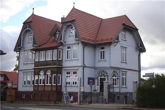Nach Um- und Rückbau erstrahlt die frühere Fabrikanten-Villa an der Grundstraße heute wieder im alten Gewand. Foto: Jung