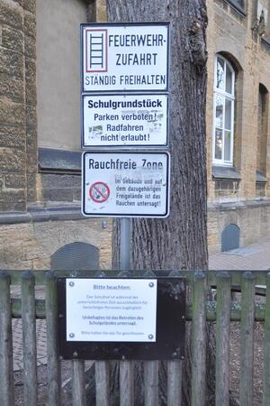 Wann die Schulen ihre Grenzen verlieren: Ein Datum steht im Raum Ein Schild am Pausenhof der Goetheschule untersagt Unbefugten das Betreten.