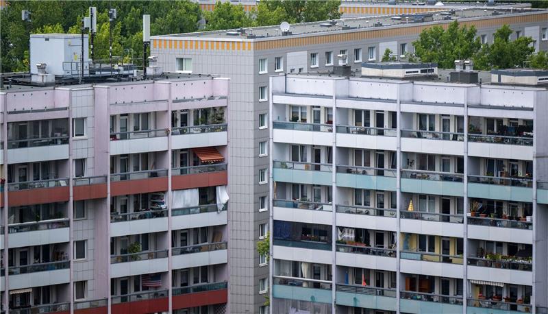 Mieterbund fürchtet wegen Heizungsgesetz Mieterhöhungen Nach aktuellem Recht könnten Vermieterinnen und Vermieter die Kosten des Heizungsumbaus auf die Miete umlegen und diese um acht Prozent der aufgewendeten Investitionskosten dauerhaft erhöhen - bei Einhaltung von Kappungsgrenzen in Höhe von zwei bis drei Euro pro Quadratmeter, so der Mieterbund.