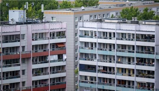 Nach aktuellem Recht könnten Vermieterinnen und Vermieter die Kosten des Heizungsumbaus auf die Miete umlegen und diese um acht Prozent der aufgewendeten Investitionskosten dauerhaft erhöhen - bei Einhaltung von Kappungsgrenzen in Höhe von zwei bis drei Euro pro Quadratmeter, so der Mieterbund.