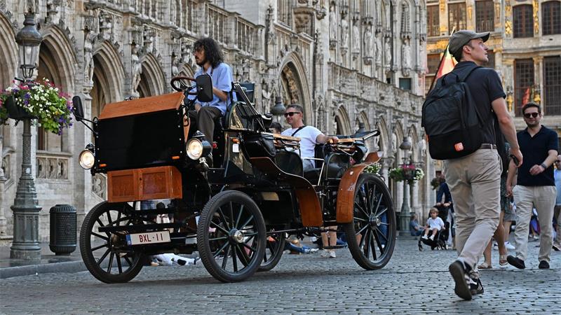 Wenn Pferde auch bei Hitze Pflaster treten müssen Nach anhaltender Kritik an der Nutzung von Pferden für touristische Zwecke führte Brüssel 2024 elektrische Kutschen.
