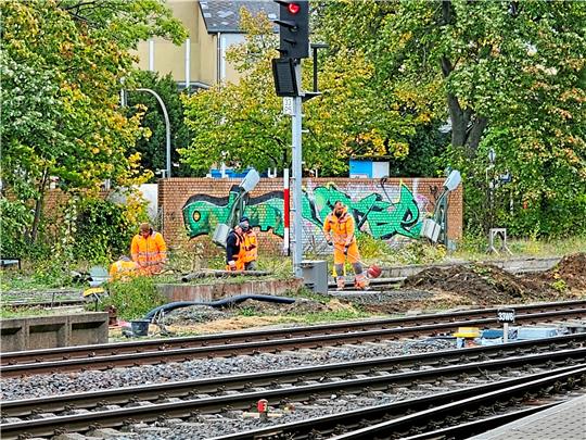 Nach dem Abbau des mechanischen Stellwerks erledigen Bauarbeiter im Bahnhof von Goslar Restarbeiten. Foto: Sowa
