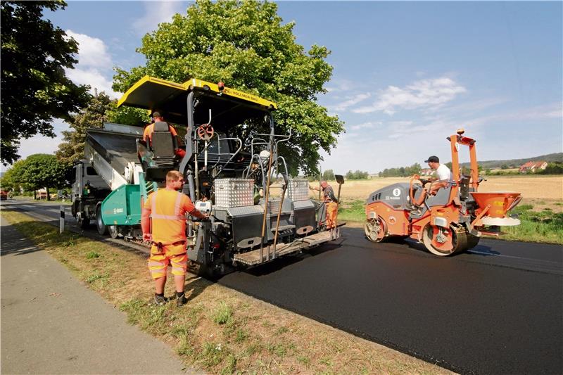 Nach dem Abfräsen des maroden Belags beginnt das Aufbringen der neuen Deckschicht im Bereich zwischen Bahnübergang und Nahversorgungszentrum.  Foto: Gereke