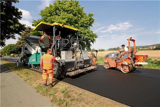 Nach dem Abfräsen des maroden Belags beginnt das Aufbringen der neuen Deckschicht im Bereich zwischen Bahnübergang und Nahversorgungszentrum.  Foto: Gereke