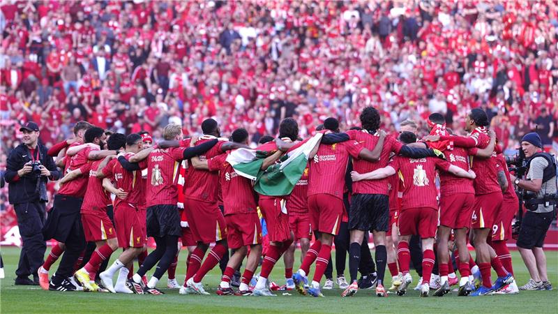 Liverpool feiert Meisterschaft und Klopp-Nachfolger Slot Nach dem Abpfiff wurde in Anfield ausgelassen gefeiert.