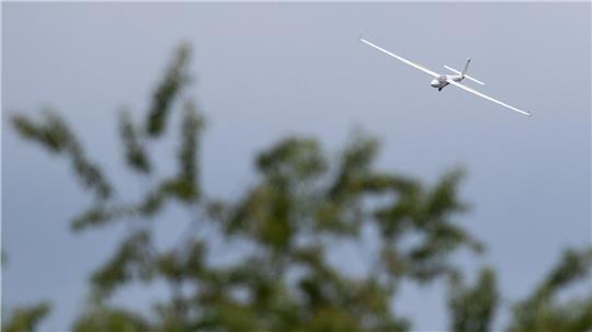 Nach dem Absturz eines Segelflugzeugs im Weserbergland ermittelt die Polizei. (Symbolbild)