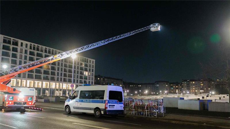 Behörden gehen von antisemitischer Attacke in Berlin aus Nach dem Angriff am Freitagabend sucht die Polizei den Tatort ab.