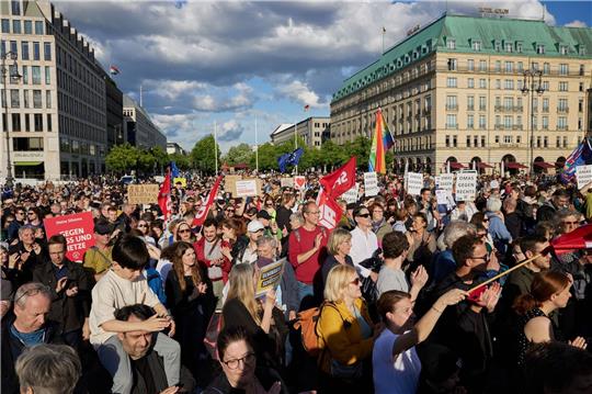 Nach dem Angriff auf den SPD-Europaabgeordneten Ecke findet vor dem Brandenburger Tor eine Solidaritätskundgebung statt.