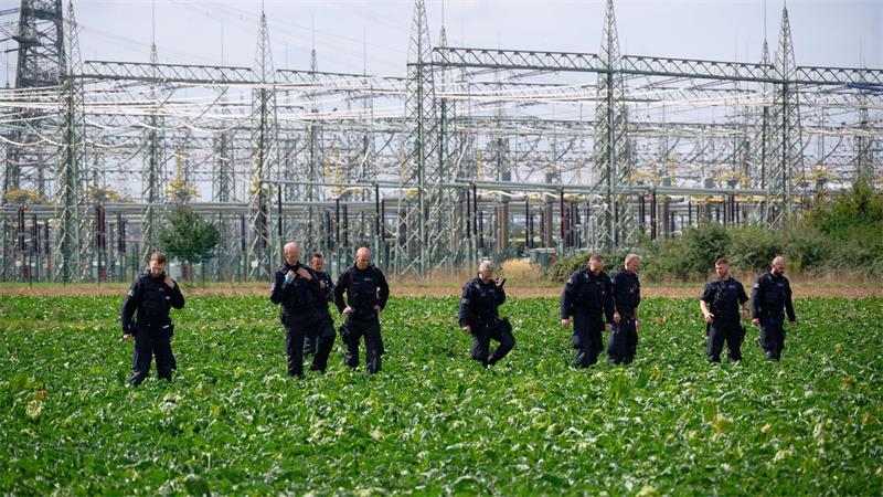 Nach dem Angriff auf die Stromleitungen am Kraftwerk Bergheim bei Köln suchten Polizisten nach Beweisen.
