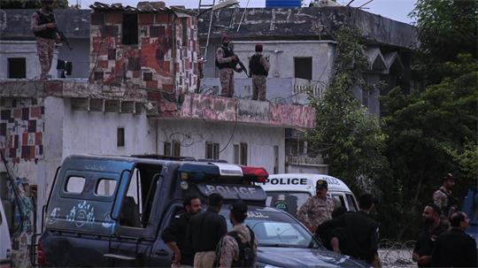 Nach dem Angriff in Karachi mit drei Toten pakistanischen Sicherheitskräften hat Pakistan Ziele in Afghanistan angegriffen.