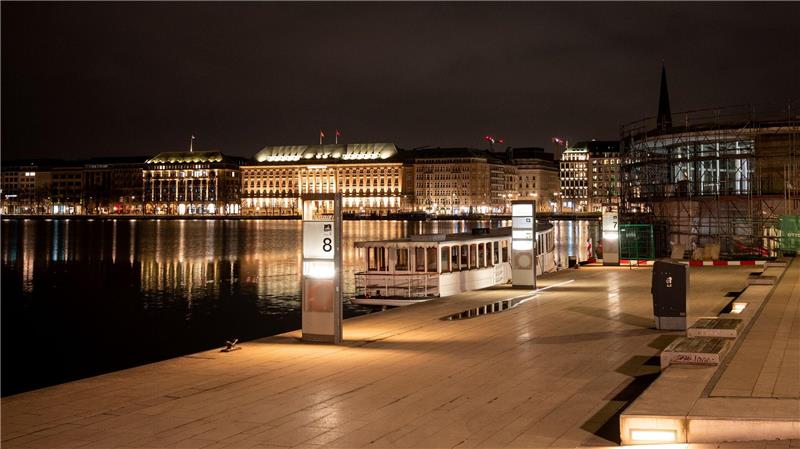 Nach dem Angriff in einer Altonaer Einkaufspassage flüchtete der Wolf nach Angaben der Umweltbehörde zur Binnenalster. 