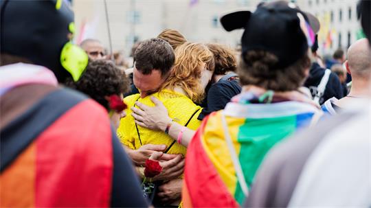 Nach dem Anschlag am Rande des CSD in Berlin trauern viele Menschen, unter anderem vor dem Brandenburger Tor.