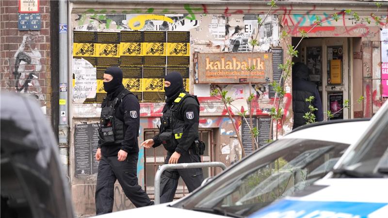 Nach dem Anschlag auf Stromleitungen zum Berliner Techpark Adlershof 2025 durchsucht die Polizei Wohnungen in mehreren Bundesländern. 