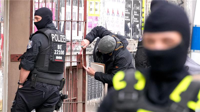 Nach dem Anschlag auf das Berliner Stromnetz im September 2025 ermittelte die Polizei vier Verdächtige.