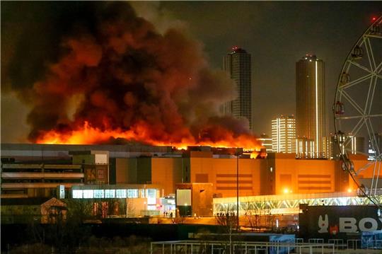 Nach dem Anschlag auf eine Konzerthalle in Moskau sind elf Verdächtige festgenommen worden. Der IS reklamiert die Attacke für sich.