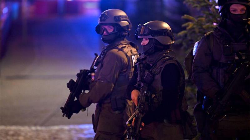 „Katastrophe“ - Tote und Verletzte bei Anschlag in Magdeburg Nach dem Anschlag waren auch Sondereinsatzkräfte der Polizei im Einsatz auf dem Weihnachtsmarkt.