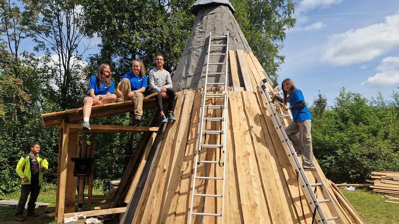 Junge Menschen aus fünf Ländern engagieren sich im Harzer Wald Nach dem Arbeitseinsatz kann sich die marode Prinzenlaube im Wildemanner Wald so langsam wieder sehen lassen.