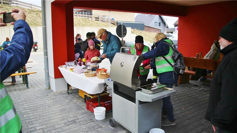Nach dem Arbeitseinsatz lädt der Bergstadtverein die fleißigen Helferinnen und Helfer zum Grillen ein.