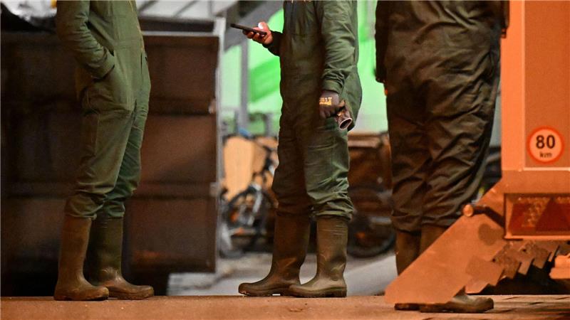 Vogelgrippe breitet sich aus - Agrarminister beraten Nach dem Ausbruch der Vogelgrippe in Baden-Württemberg müssen in einem Geflügelbetrieb im Alb-Donau-Kreis südöstlich von Stuttgart rund 15.000 Tiere getötet werden.