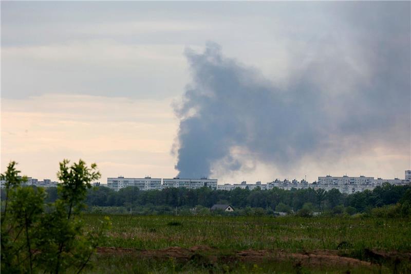 Putin will Pufferzone bei Charkiw Nach dem Beschuss durch russische Truppen steigt eine Rauchsäule hinter Wohnhäusern in Charkiw auf.