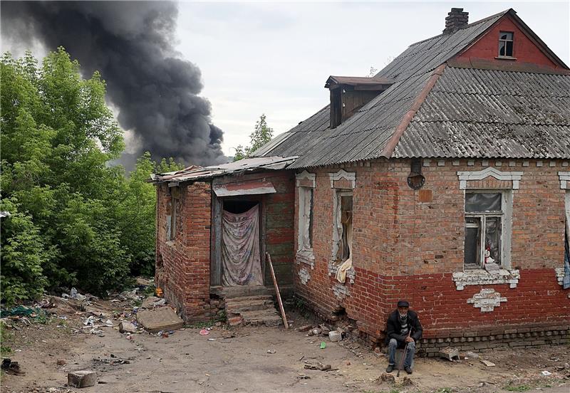 Krieg gegen die Ukraine: So ist die Lage Nach dem Beschuss durch russische Truppen steigt hinter einem Haus in Charkiw eine Rauchsäule auf.