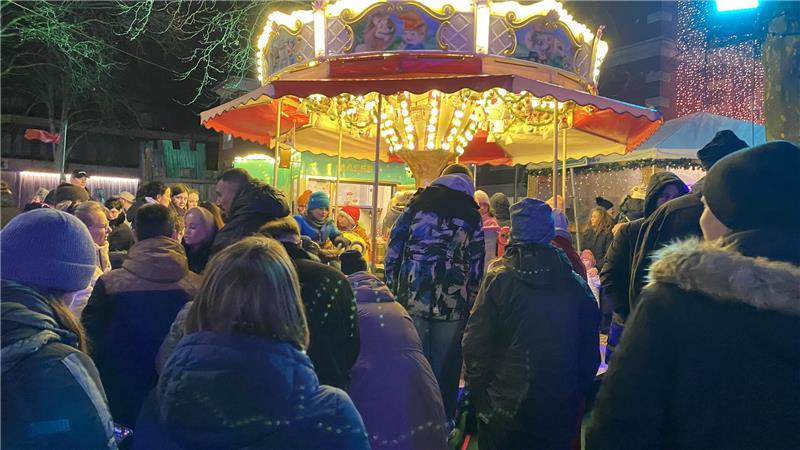 Glanzvoller Start: Eiskunstshow und Nikolaus ziehen die Massen an Viele Menschen stehen vor einem Karussell