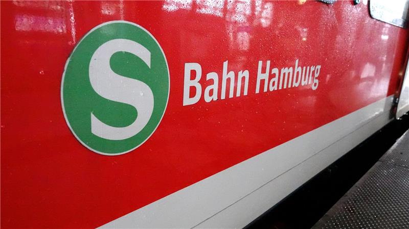Nach dem Brand eines Kabelschachts fahren keine S-Bahnen mehr zwischen Hamburg-Neugraben und Buxtehude. (Symbolbild)