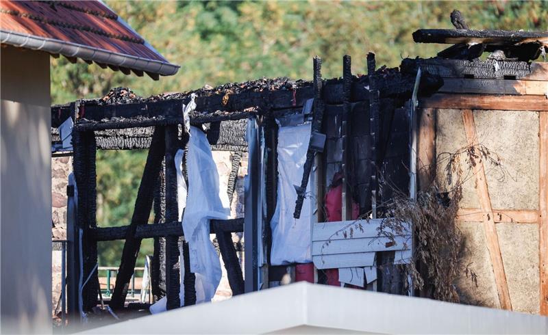 Brand im Elsass: Verdacht auf fahrlässige Tötung Nach dem Brand in einer Ferienunterkunft mit mehreren Toten im Elsass ermitteln die Behörden weiter.