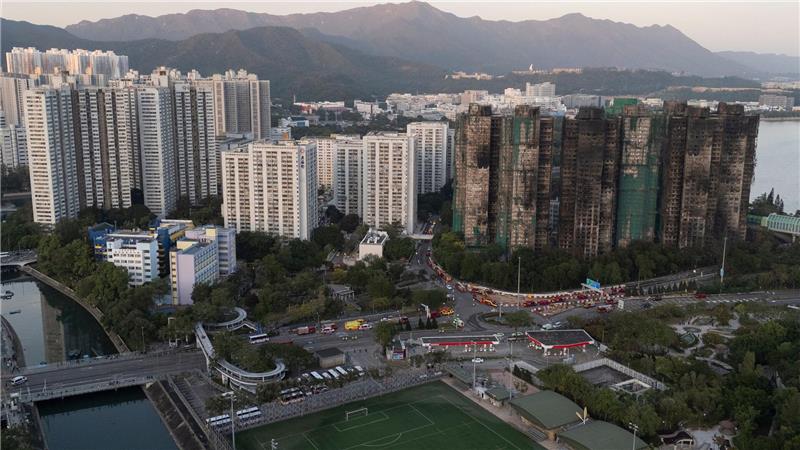 Nach dem Brand in einer Wohnanlage in Hongkong gelten weiterhin rund 200 Personen als vermisst. 
