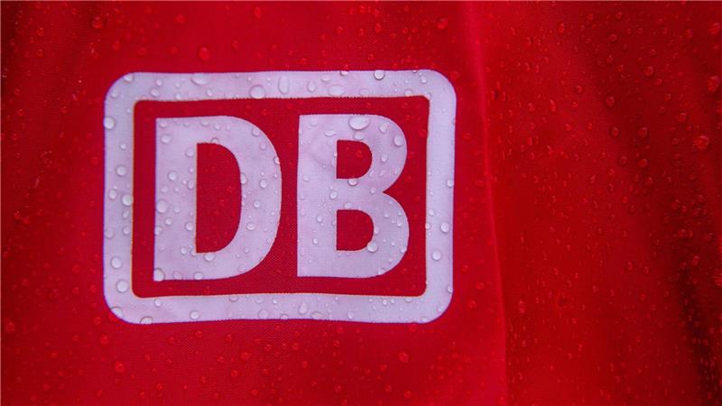 Nach dem Brand von Autos auf zwei Güterwagons in Magdeburg rollt der Zugverkehr wieder. (Symbolbild)