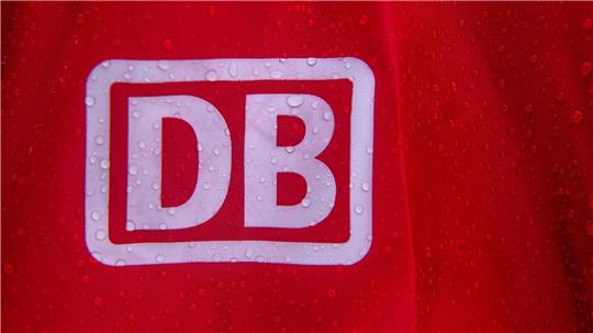 Nach dem Brand von Autos auf zwei Güterwagons in Magdeburg rollt der Zugverkehr wieder. (Symbolbild)