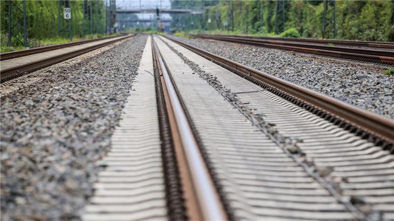 Bahnverkehr in NRW fließt - neuer Tatort in Sachsen-Anhalt Nach dem Brandanschlag auf die Bahnstrecke Düsseldorf-Duisburg ist die bundesweite Hauptlinie der Bahn wieder für den Zugverkehr freigegeben.
