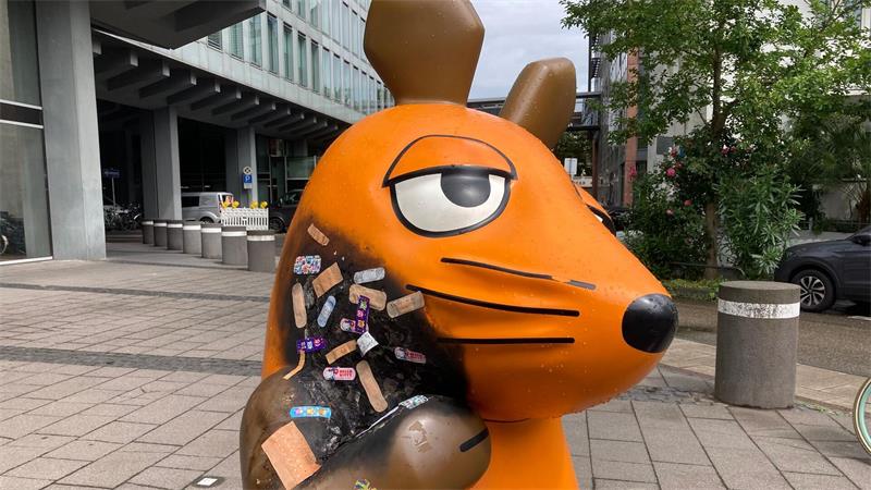 Nach dem Brandanschlag im Juli 2025 wurde die Maus von Fans mit Pflastern verarztet. (Archivbild)