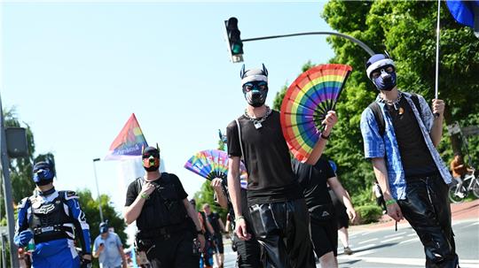 Nach dem Christopher Street Day (CSD) in Emden wurde ein Demo-Teilnehmer angegriffen. Die Polizei ermittelt gegen drei Minderjährige. (Archivbild)