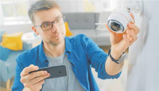 Nach dem Einbau der Videokamera erfolgt die Inbetriebnahme per Smartphone. Foto: Gorodenkoff/iStock