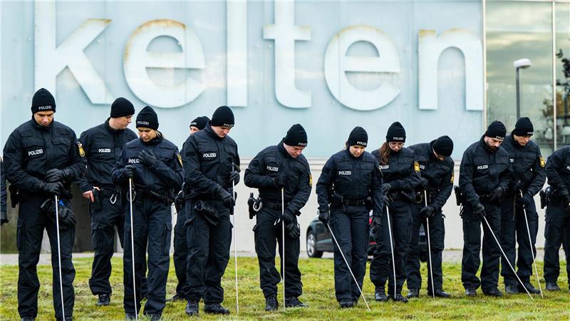 Bis zu elf Jahre Gefängnis nach Diebstahl von Keltengold Nach dem Einbruch hatten Polizisten im Umfeld des Museums nach Beweismitteln gesucht. (Archivbild)