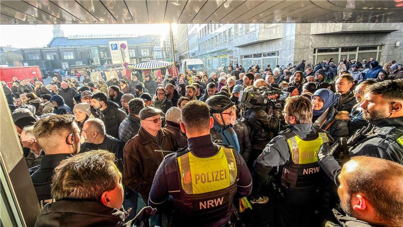 Nach dem Einbruch in den Tresorraum der Bank fordern besorgte Kunden Informationen.