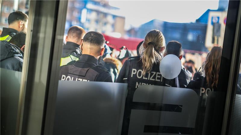 Nach dem Einbruch in den Tresorraum und einem Andrang besorgter Kunden bleibt die Sparkassenfiliale in Gelsenkirchen am zweiten Tag infolge geschlossen. 