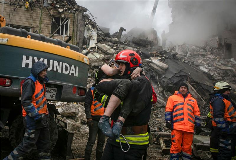 Krieg gegen die Ukraine: So ist die Lage Nach dem Einschlag einer russischen Rakete in Dnipro evakuieren Rettungskräfte eine verletzte Frau aus einem mehrstöckigen Wohnhaus.