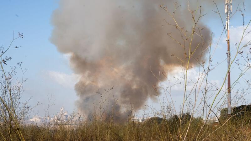 Huthi-Miliz im Jemen feuert ballistische Rakete auf Israel Nach dem Einschlag von Teilen einer Huthi-Rakete ist in Israel ein Feuer ausgebrochen.