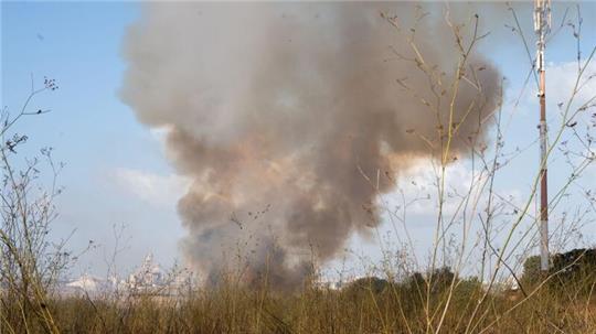 Nach dem Einschlag von Teilen einer Huthi-Rakete ist in Israel ein Feuer ausgebrochen. 