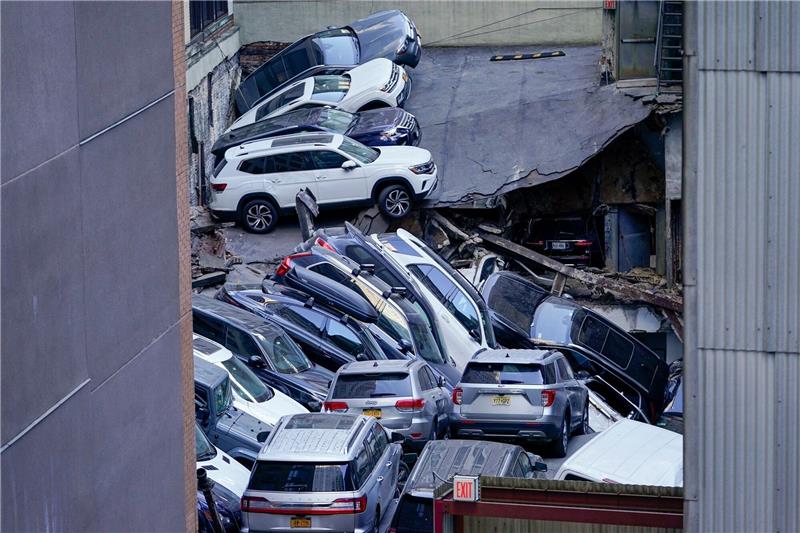 Einsturz eines Parkhauses in New York - Mindestens ein Toter Nach dem Einsturz eines Parkhauses in New York: Autos stapeln sich übereinander, zahlreiche Fahrzeuge wurden zusammengedrückt.