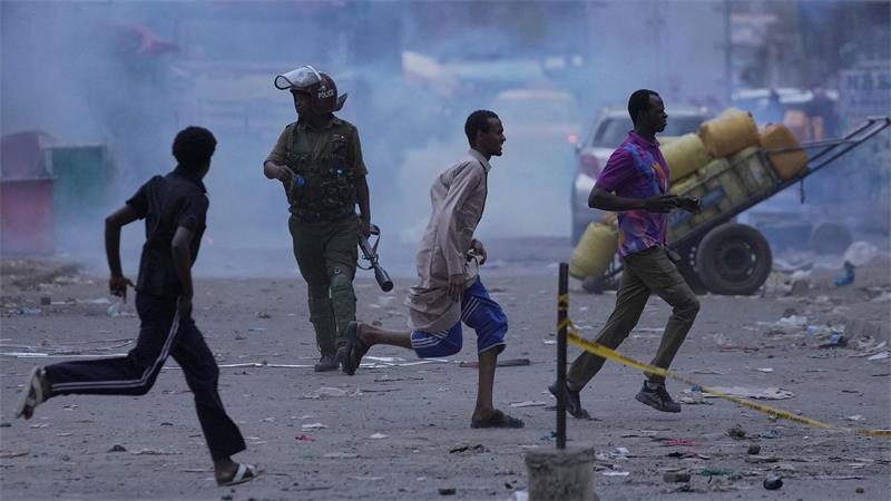 Menschen nach Gebäude-Einsturz in Nairobi vermisst Nach dem Einsturz eines mehrstöckigen Gebäudes in Nairobi setzt die kenianische Polizei Tränengasgranaten ein, um Menschen vom Unglücksort zu vertreiben.