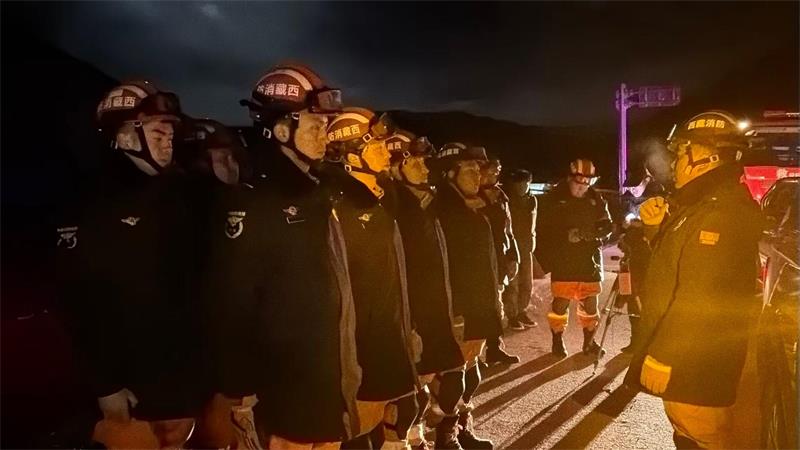 16 Tote bei Erdbeben in Tibet - Rettungseinsatz läuft Nach dem Erdbeben wurden weitere Rettungskräfte entsandt.