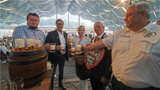 Nach dem Fassanstich fließen die ersten Liter Festbier.