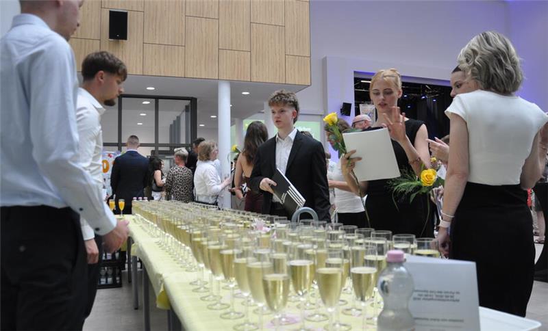 Goslarer CvD-Gymnasium entlässt seinen Premieren-Jahrgang Nach dem Festakt wartet die Feier: Der nächste Abitur-Jahrgang füllt Gläser und Abi-Kasse.