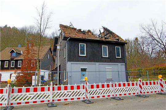 Nach dem Feuer: Das Haus in der Straße am Müllerkamp ist ausgebrannt und nicht mehr bewohnbar. Foto: Rademacher-Ungrad/Hohaus