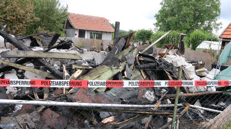 Nach dem Feuer bleibt neben dem Schaden auch eine große Menge Schutt, die fachgerecht entsorgt werden muss.