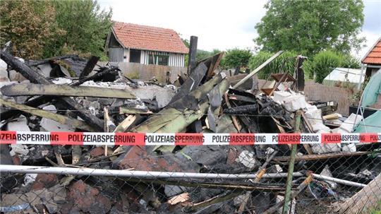Nach dem Feuer bleibt neben dem Schaden auch eine große Menge Schutt, die fachgerecht entsorgt werden muss.